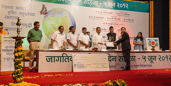 Sabyasachi receiving award from Maharashtra CM